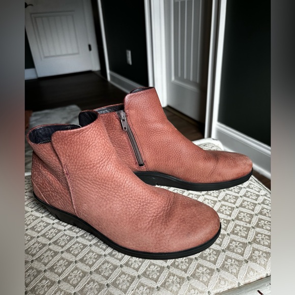ECCO Women's Skyler Side Zip Ankle Bootie-Gently Worn! - Picture 2 of 4
